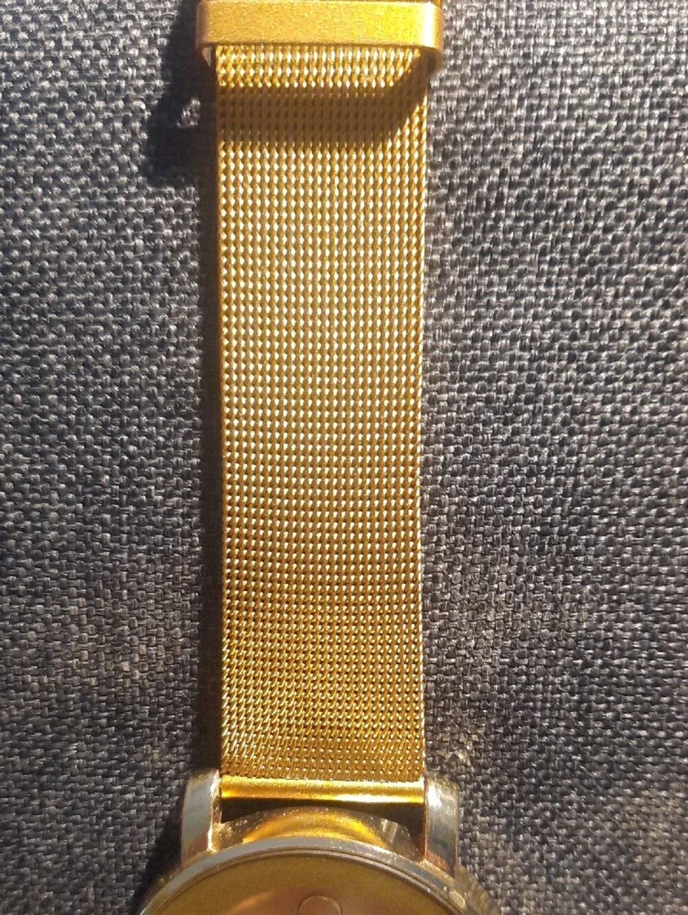 Gold Mesh Strap Minimalist Smartwatch - Sleek Gold Finish